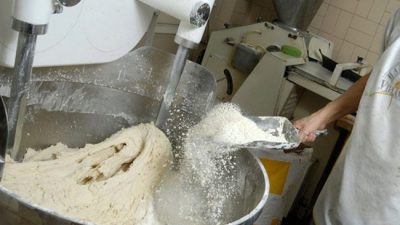Los panaderos denuncian que les cobran la harina ajustada al dólar