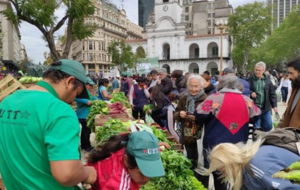 Pequeños productores realizaron un Alimentazo en Plaza de Mayo para paliar el hambre y la pobreza