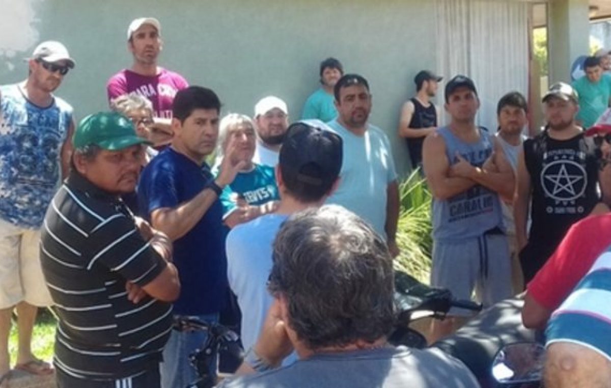 Acampe frente a la comuna de Chabás para exigir el pago de salarios
