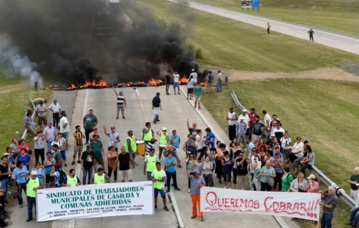 Cortan la autopista por salarios impagos en la Municipalidad de Carcarañá