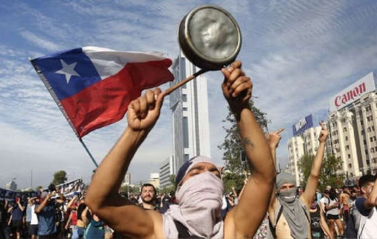 Chile intenta avanzar en la nueva Constitución, con los manifestantes en las calles