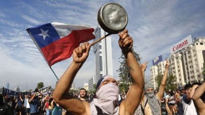 Chile intenta avanzar en la nueva Constitución, con los manifestantes en las calles