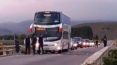 Municipales de Junín de los Andes dialogaron con el intendente y levantaron el corte de ruta