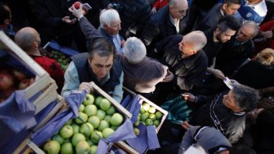 Hambre Cero: reparten manzanas en Cipolletti