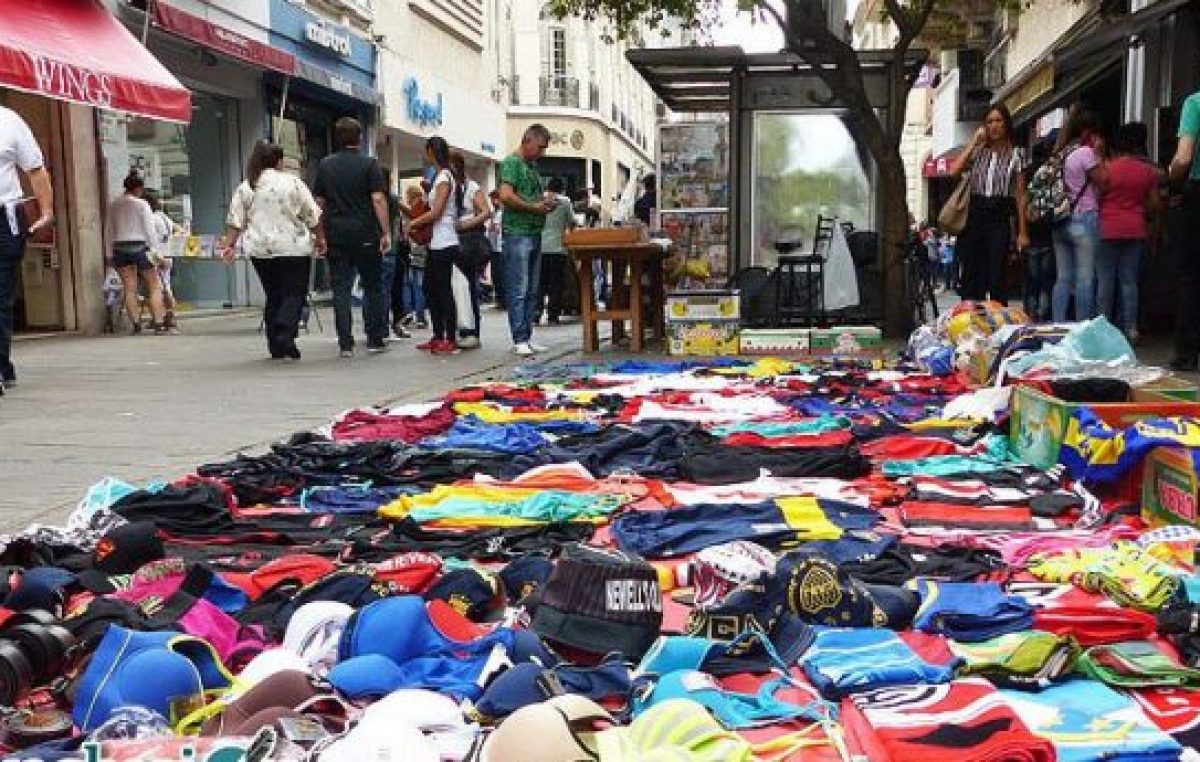 Por la crisis económica se ampliará el cupo de vendedores ambulantes en Rosario