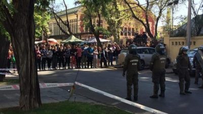 Docentes chilenos protegen a los estudiantes de los Carabineros