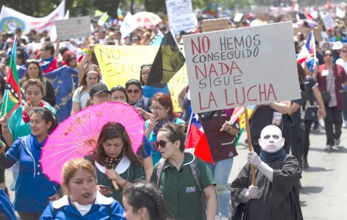 Miles de chilenos marchan por una educación sin lucro