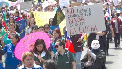 Miles de chilenos marchan por una educación sin lucro