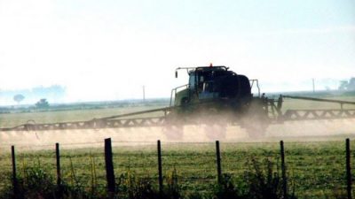 Cuarenta municipios cordobeses aplicarán un manual de uso de agroquímicos