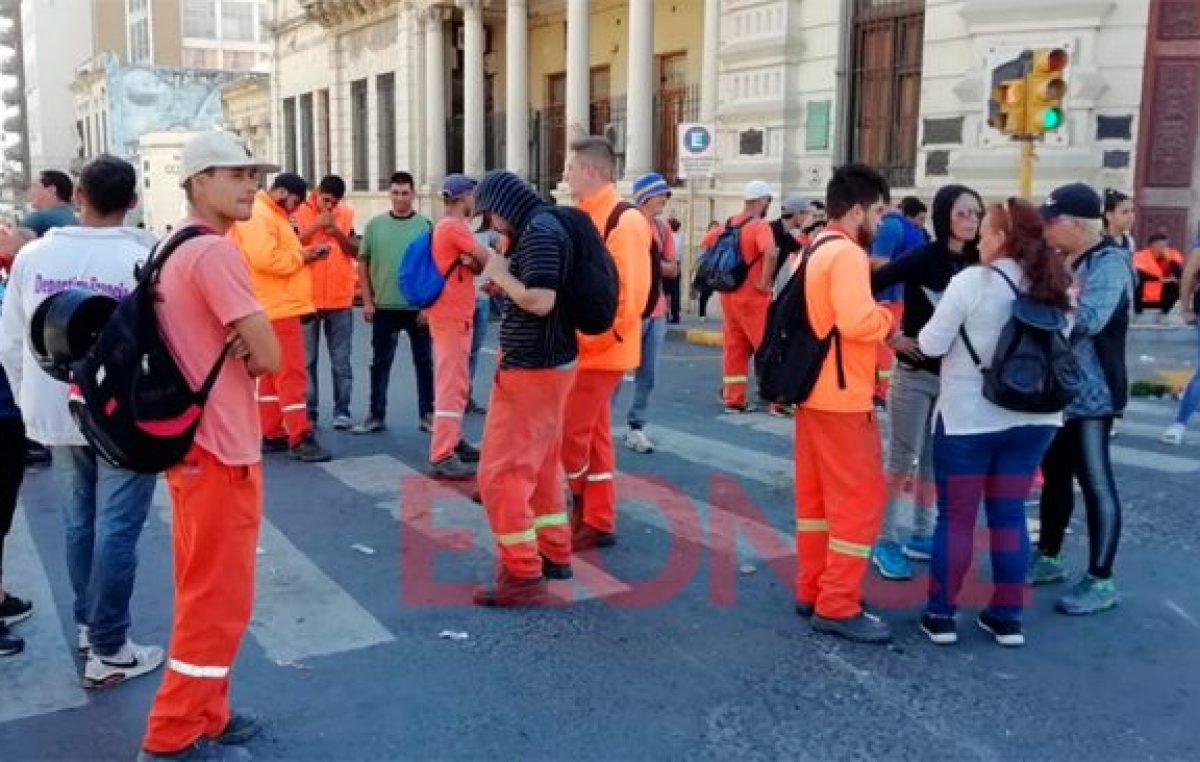 Trabajadores protestaron en la Municipalidad de Paraná por la no renovación de contratos