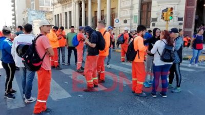 Trabajadores protestaron en la Municipalidad de Paraná por la no renovación de contratos