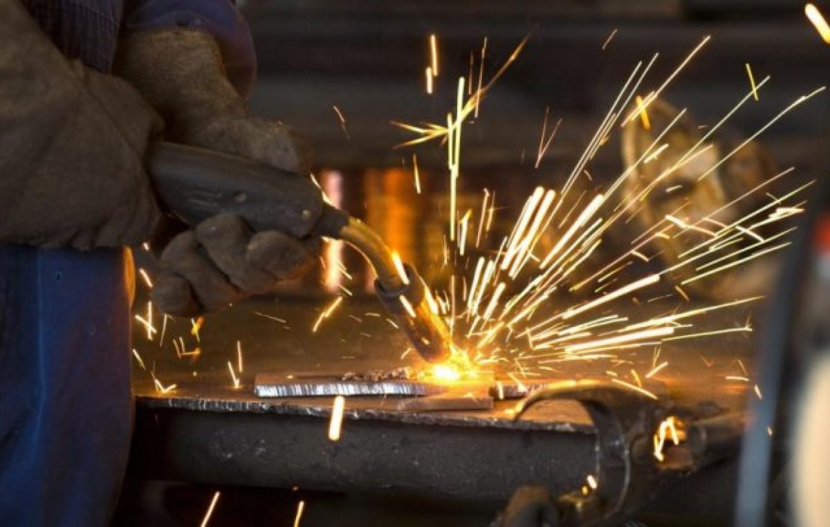 La producción metalúrgica cayó 7,1 % y el empleo en el sector se redujo 1,8 %