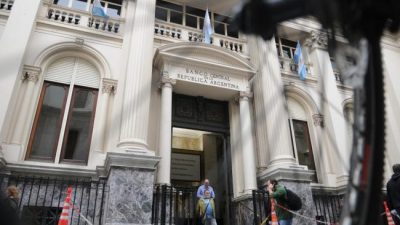 El gobierno reordena la deuda en pesos y evita el default