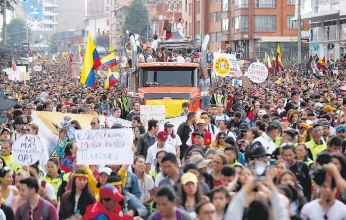 Los colombianos protestan con música y cacerolas