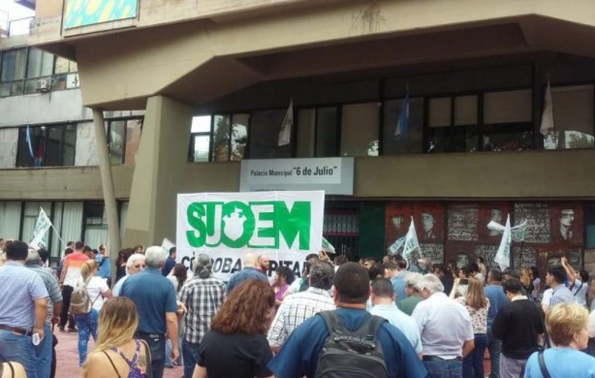Municipales de Córdoba sostienen asambleas y resienten atención