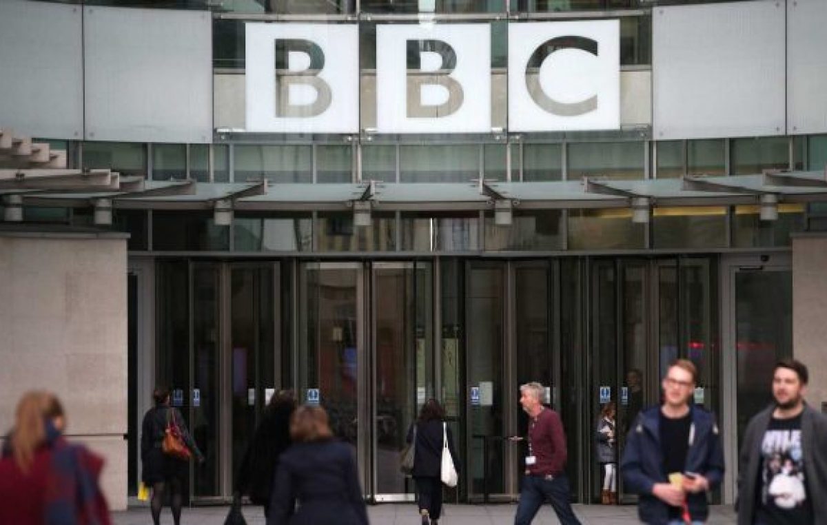 El gobierno británico quiere quitar el impuesto que financia a la BBC