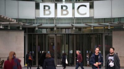 El gobierno británico quiere quitar el impuesto que financia a la BBC