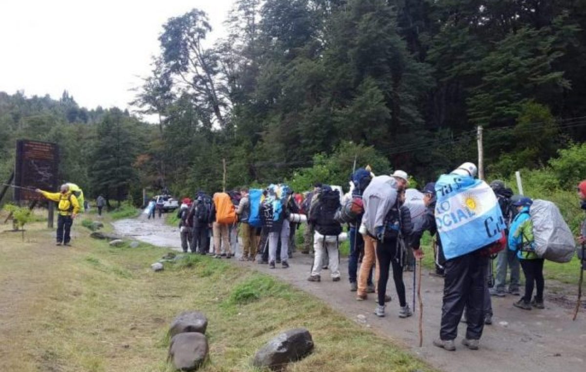 Lago Escondido: comenzó la 5º Marcha por la Soberanía del lugar que cercó Joe Lewis