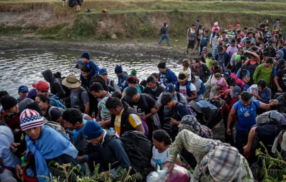 Trump prohibe entrar a los migrantes pobres