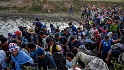 Trump prohibe entrar a los migrantes pobres