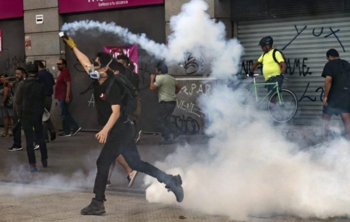 Chile celebró 30 años de democracia entre protestas y con el gobierno aislado 