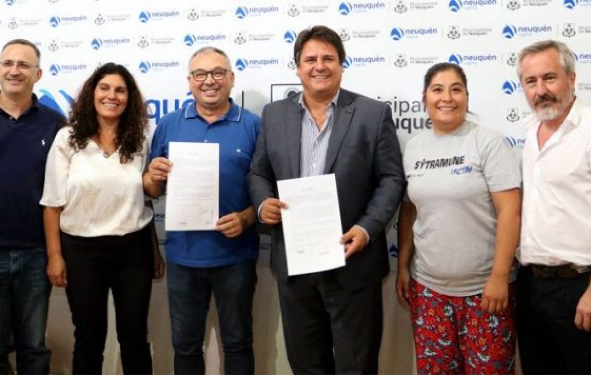 Gaido firmó el acuerdo salarial de los municipales neuquinos