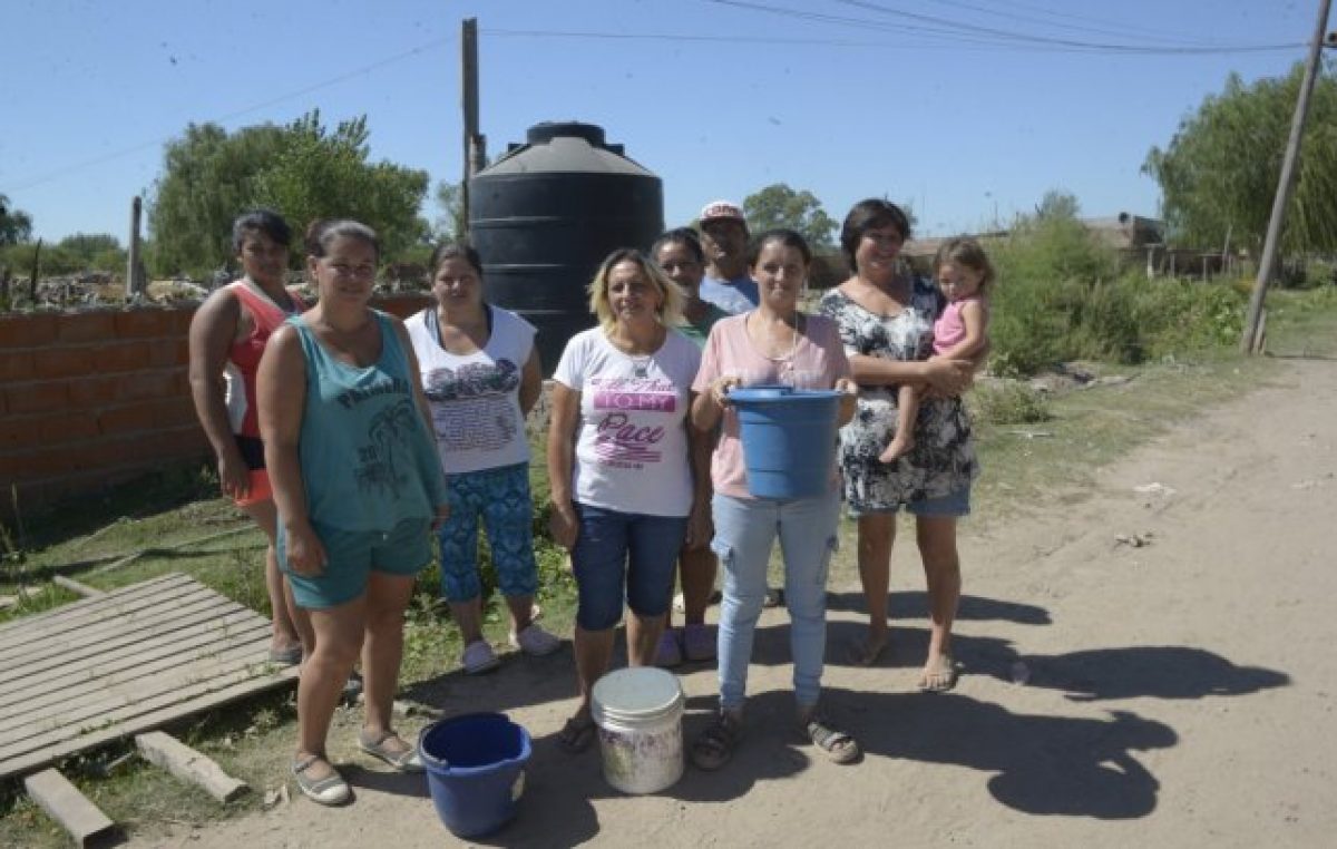 Los que hacen malabares por vivir sin agua en Rosario