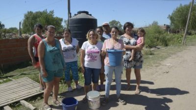 Los que hacen malabares por vivir sin agua en Rosario