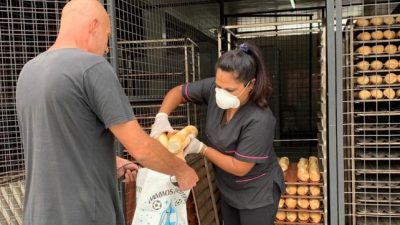 «Me levanté y quise regalar pan», el gran gesto solidario de un comerciante rosarino con vecinos de zona oeste