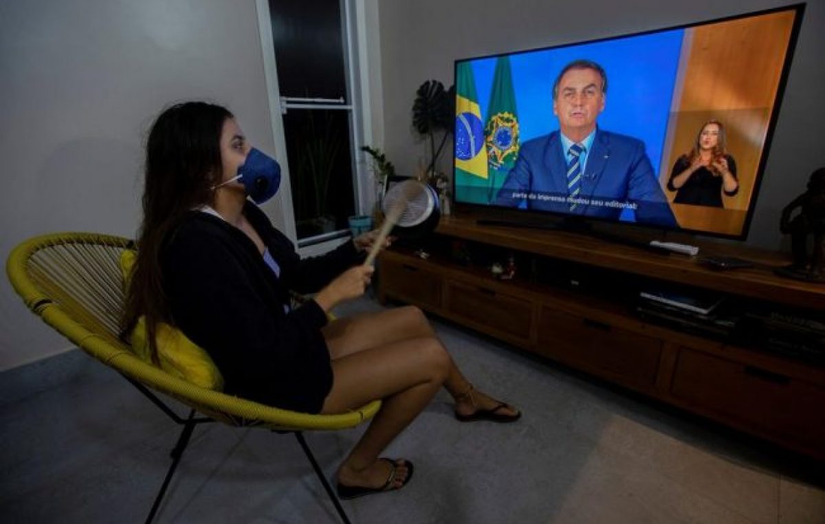 Bolsonaro dice que Brasil puede «salir de la normalidad democrática»