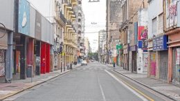 Los comerciantes del centro rosarino piden vender por internet y con cadetería