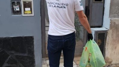 Municipales hacen compras a los adultos mayores en La Plata