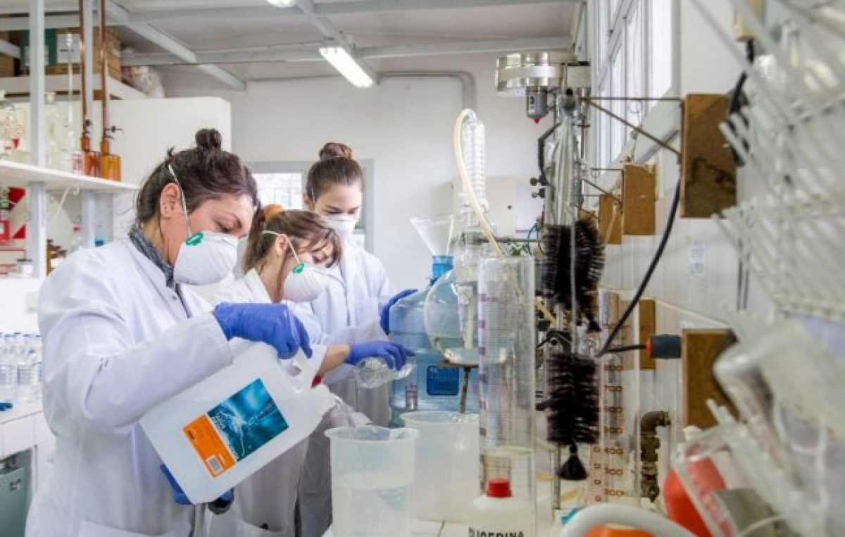 El laboratorio Municipal de Ushuaia lleva elaborados más de 1700 litros de alcohol desinfectante