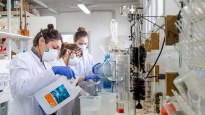 El laboratorio Municipal de Ushuaia lleva elaborados más de 1700 litros de alcohol desinfectante