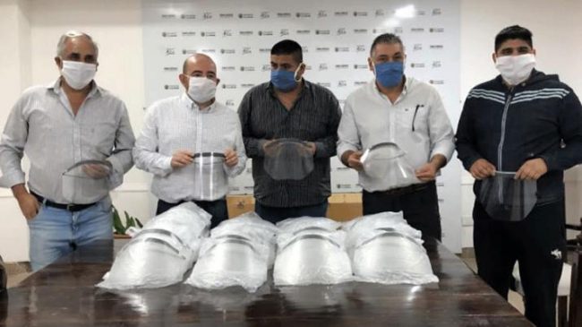 Comerciantes donaron 300 protectores faciales a empleados municipales bandeños