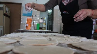 Zona noroeste de Rosario: vecinos preparan la cena para ochenta familias
