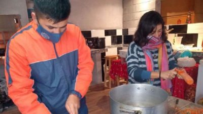 En Holmberg, vecinos solidarios cocinan y entregan 90 viandas a familias humildes
