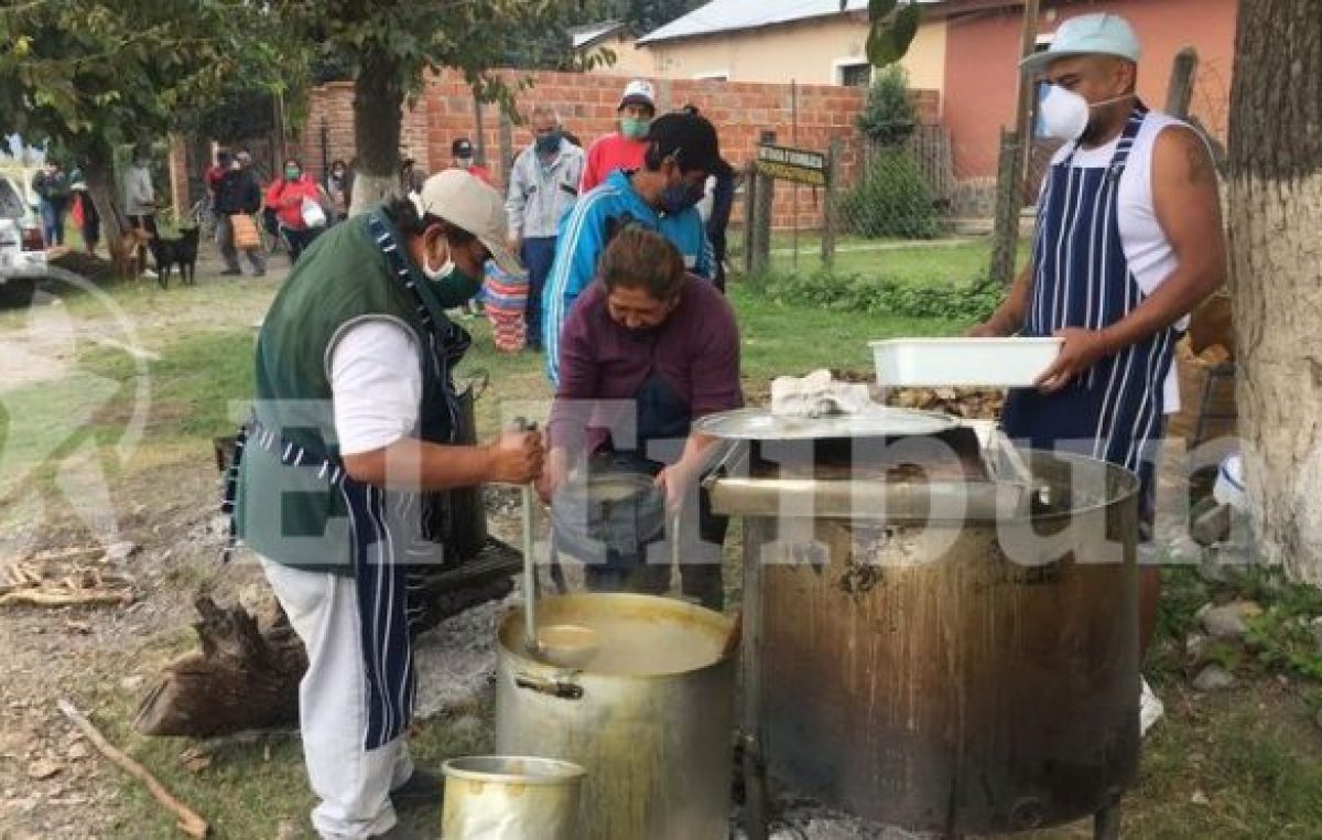 Quijano: vecinos solidarios cocinan y entregan comida a los necesitados