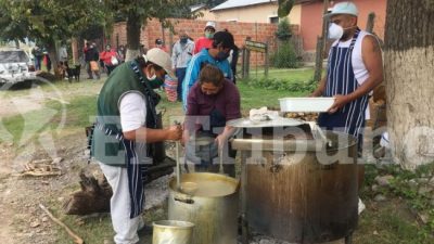 Quijano: vecinos solidarios cocinan y entregan comida a los necesitados