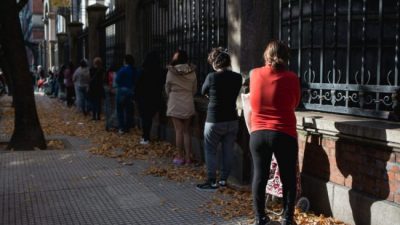 Más de 2 cuadras de fila para retirar comida de un comedor: «La gente es agradecida, pero está muy triste»