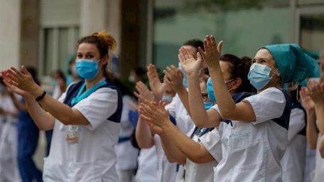 Mujeres malabaristas en la cuerda floja