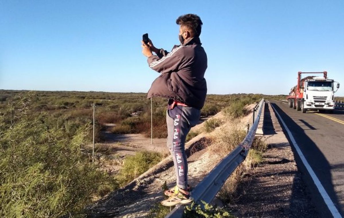 Mendoza: Hacer la tarea sin tener internet, 4 horas apuntando al cielo con el celular