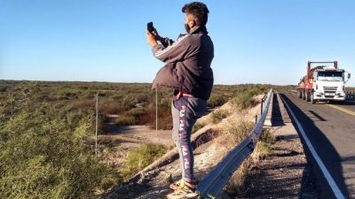 Mendoza: Hacer la tarea sin tener internet, 4 horas apuntando al cielo con el celular
