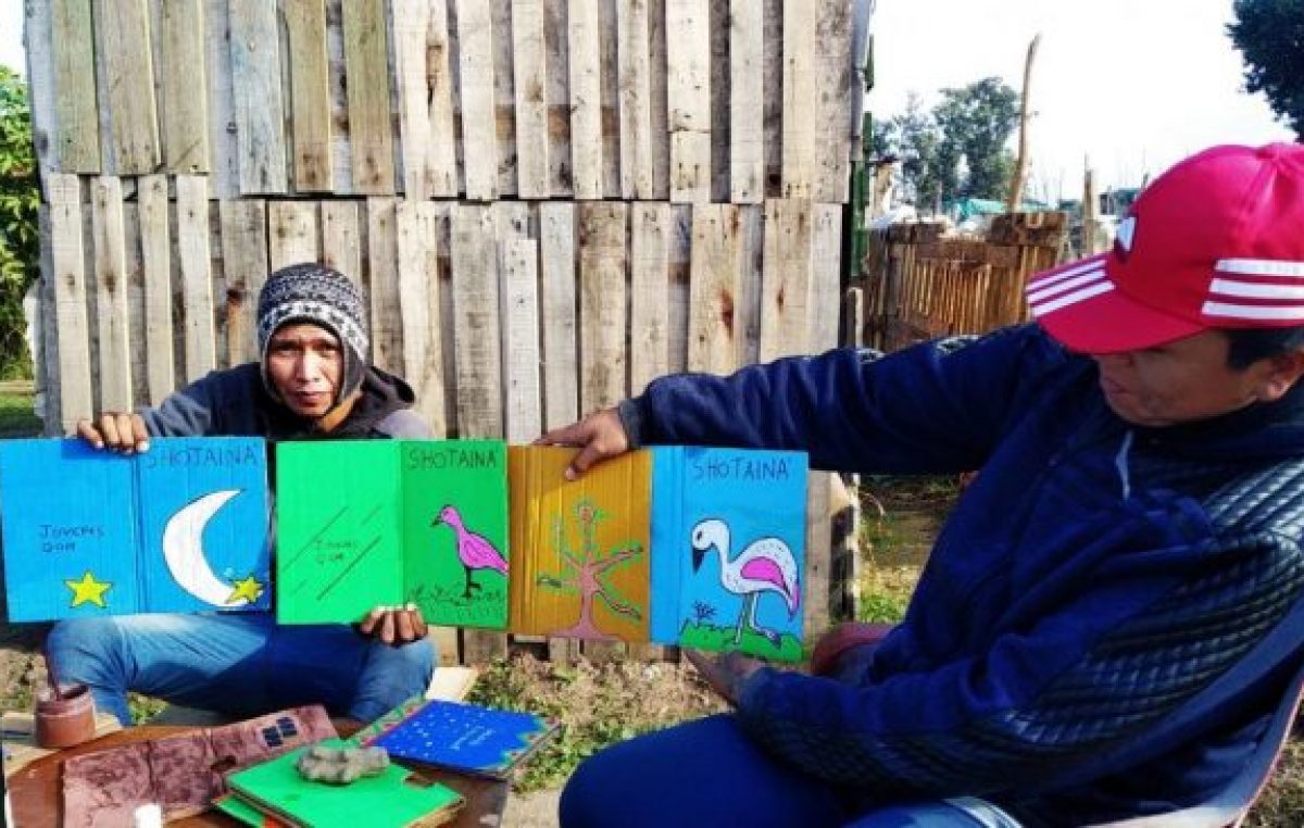 Jóvenes Qom venden sus propios libros para construir sus casas