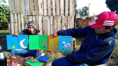 Jóvenes Qom venden sus propios libros para construir sus casas