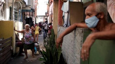 Brasil reduce la jornada laboral y salarios, y Río anuncia la vuelta del fútbol sin público