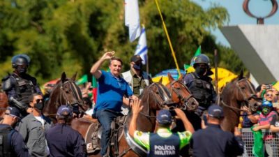 Bolsonaro sonríe como el Guasón pese a las malas noticias