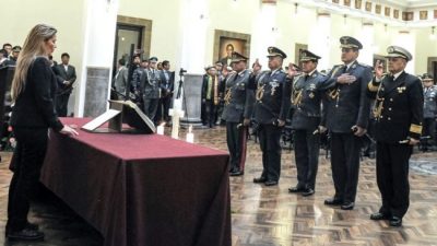 El Gobierno de facto de Bolivia desconoce al Congreso y asciende por decreto a militares de las FFAA