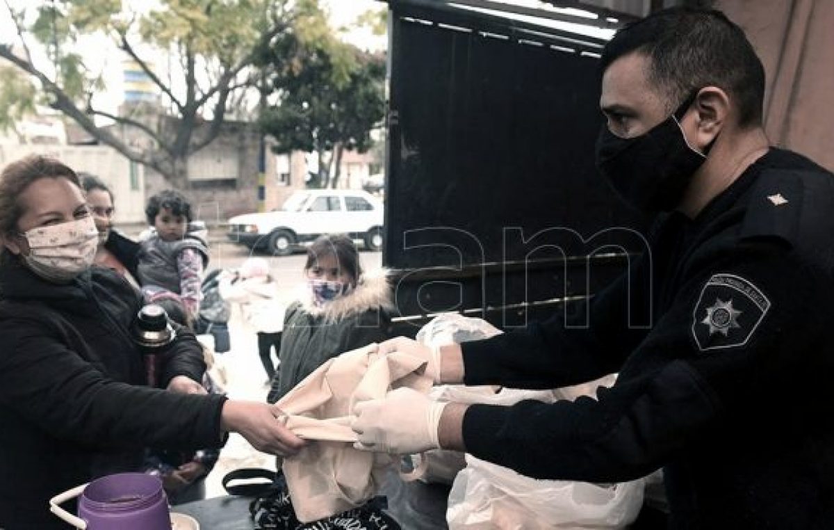 Un policía rosarino asiste a 250 familias humildes con alimentos comprados con sus adicionales
