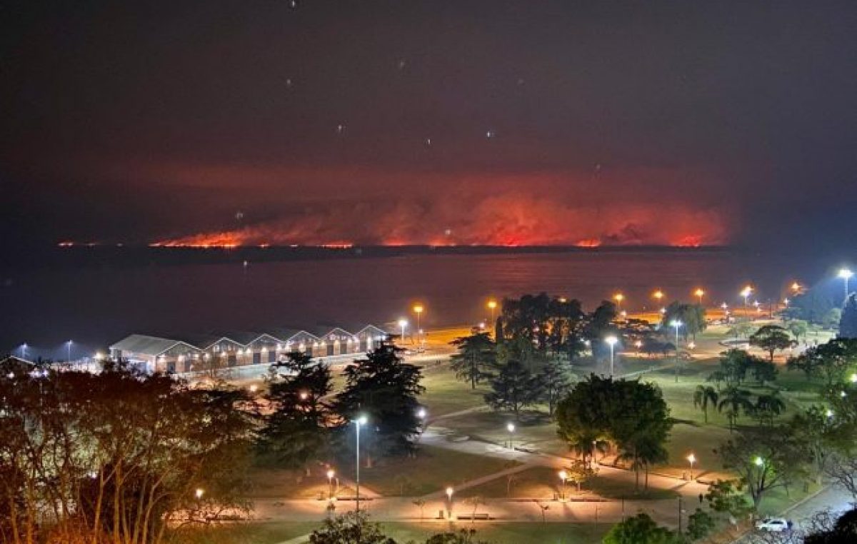 El gobernador de Santa Fe anunció el arribo de refuerzos nacionales para combatir los incendios en las islas